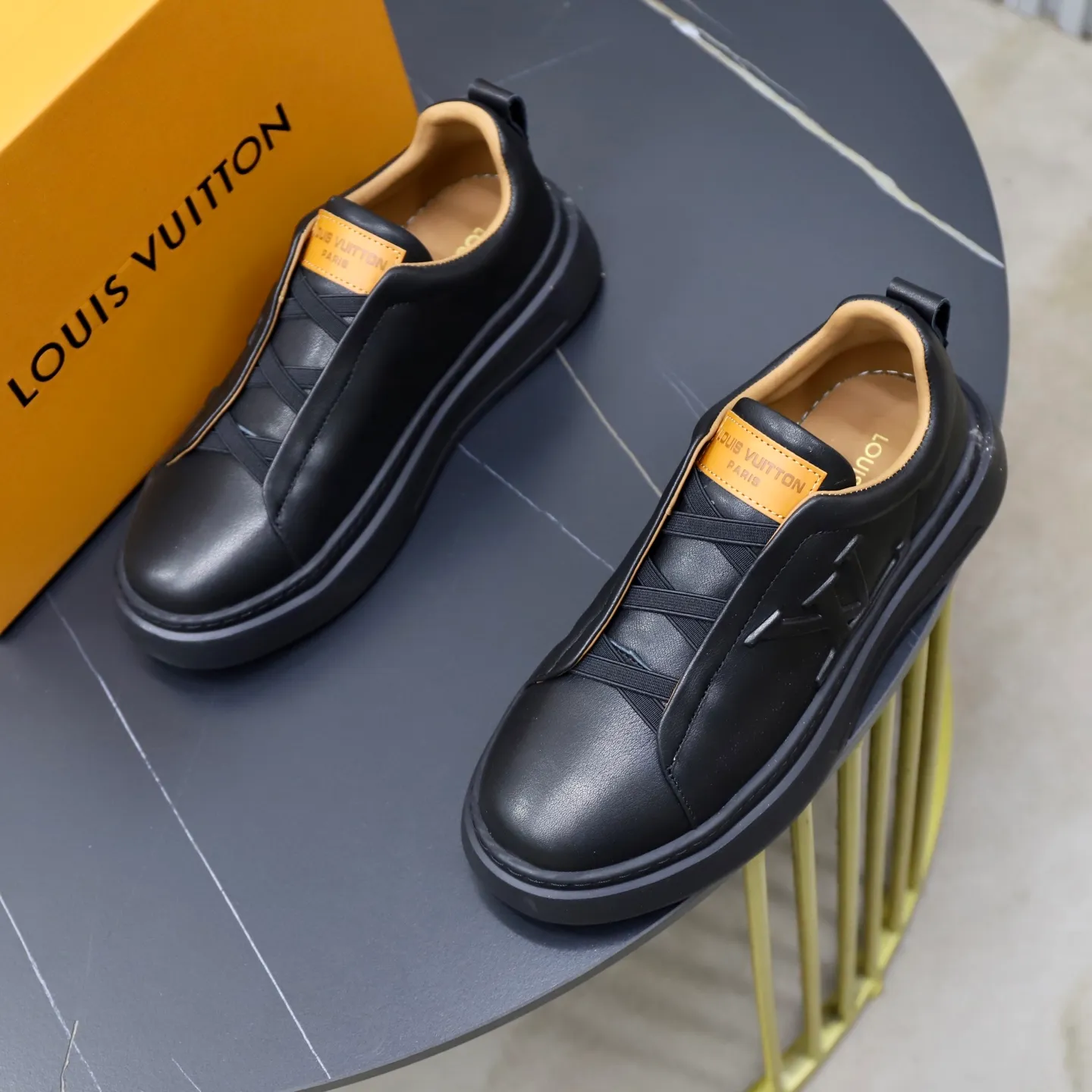 Men's shoes: 480💰🙅‍♂️🙅‍♂️🙅‍♂️ Brand: LV Louis Vuitton Standard code: 38-44 (45 customized) Grade: Same as the official website Material: Original cowhide fabric Comfortable cowhide lining Increased lightness, wear-resistant and soft outsole Style category: Men's fashionable casual shoes Running sneakers Distinguished luxury brand elements Top luxury Color: actual picture color